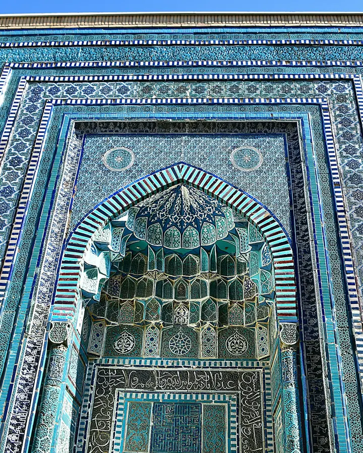 Лазурная мозаика портала в ансамбле Шахи-Зинда